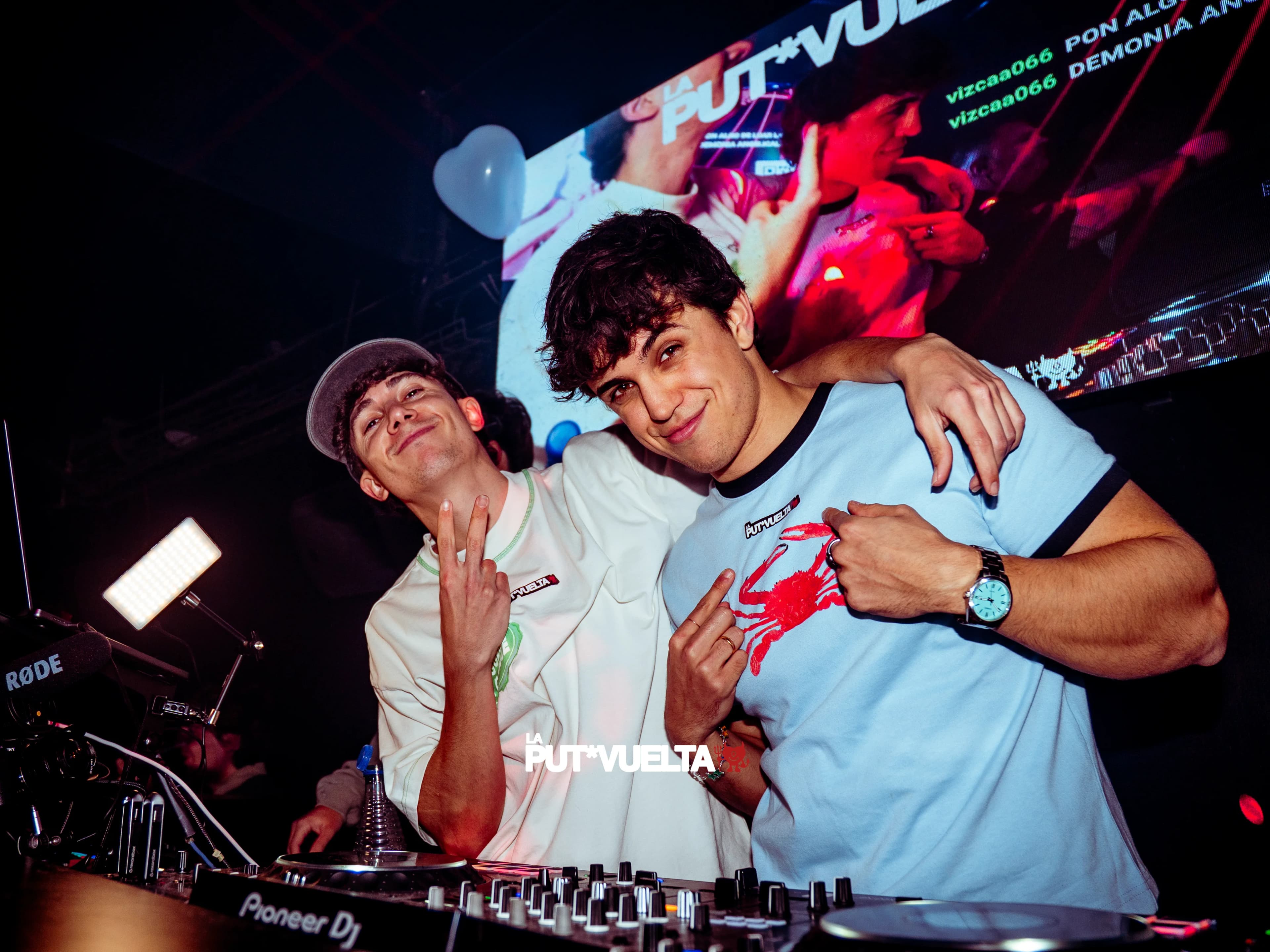 DJs en la cabina de La Put* Vuelta